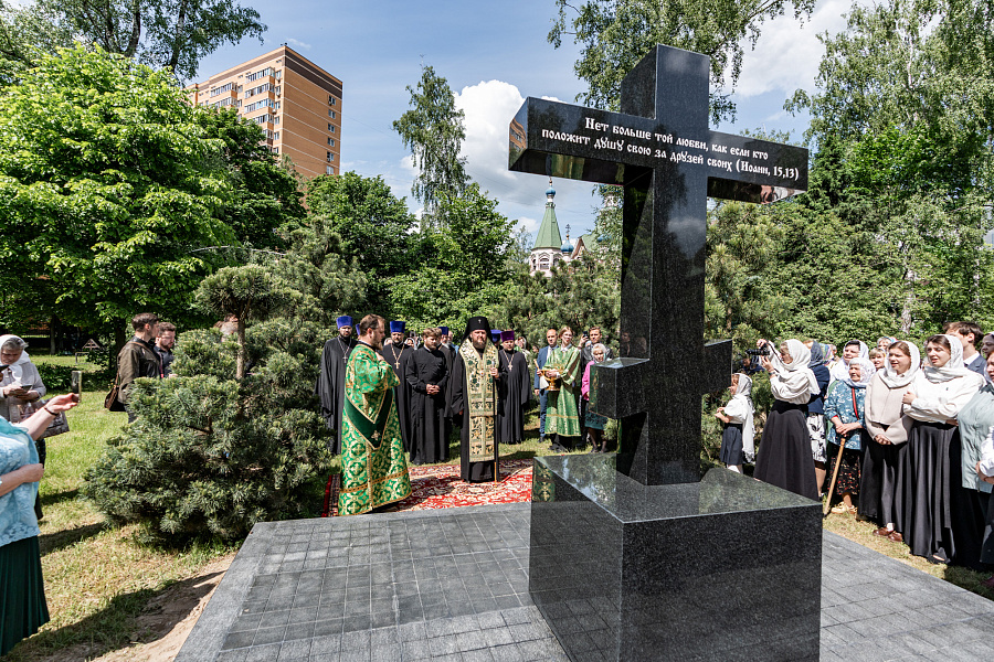 Божественная литургия в День Святого Духа в Троицком храме в Наташине города Люберцы